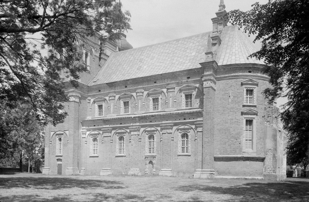 kościół parafialny pw. św.św. Floriana i Katarzyny XVII w. - elewacja południowa, skan 1
