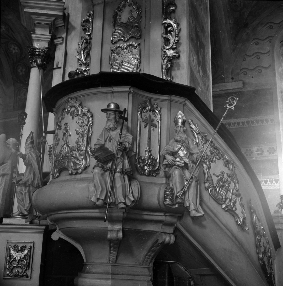 bazylika kolegiacka Wniebowzięcia - wnętrze, ambona, skan 1