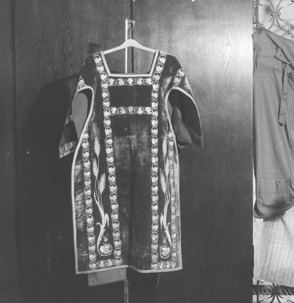 Skarbiec Katedralny - Dalmatyka. Haft Polski ok. XIX. Całość, tył., skan 1