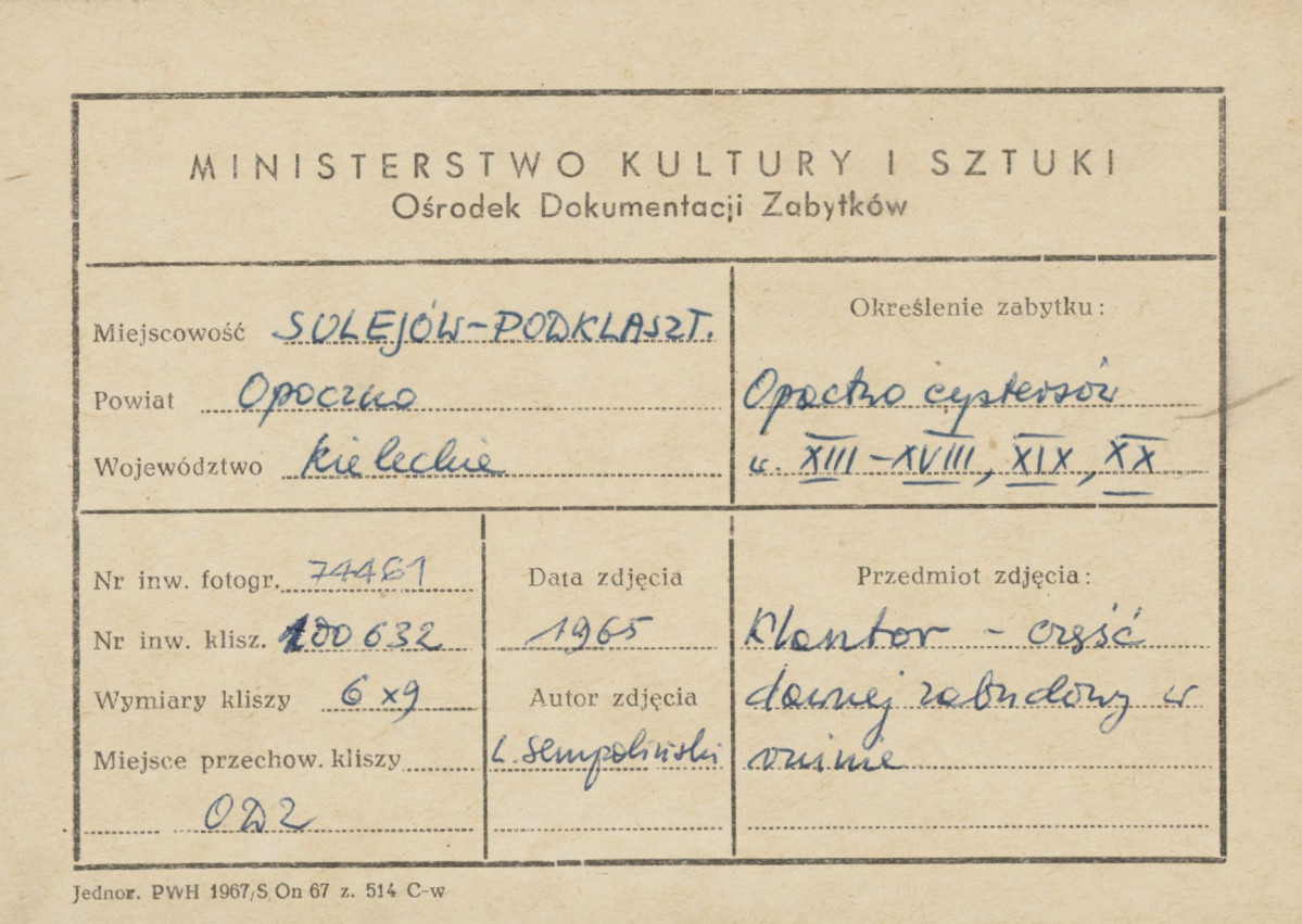 Zespół opactwa cystersów - widok od strony płd. - wsch. na ruiny płd. i zach. skrzydła klasztoru, fragment budynku kapitularza oraz szczyt elewacji plebanii - metryczka, skan 1