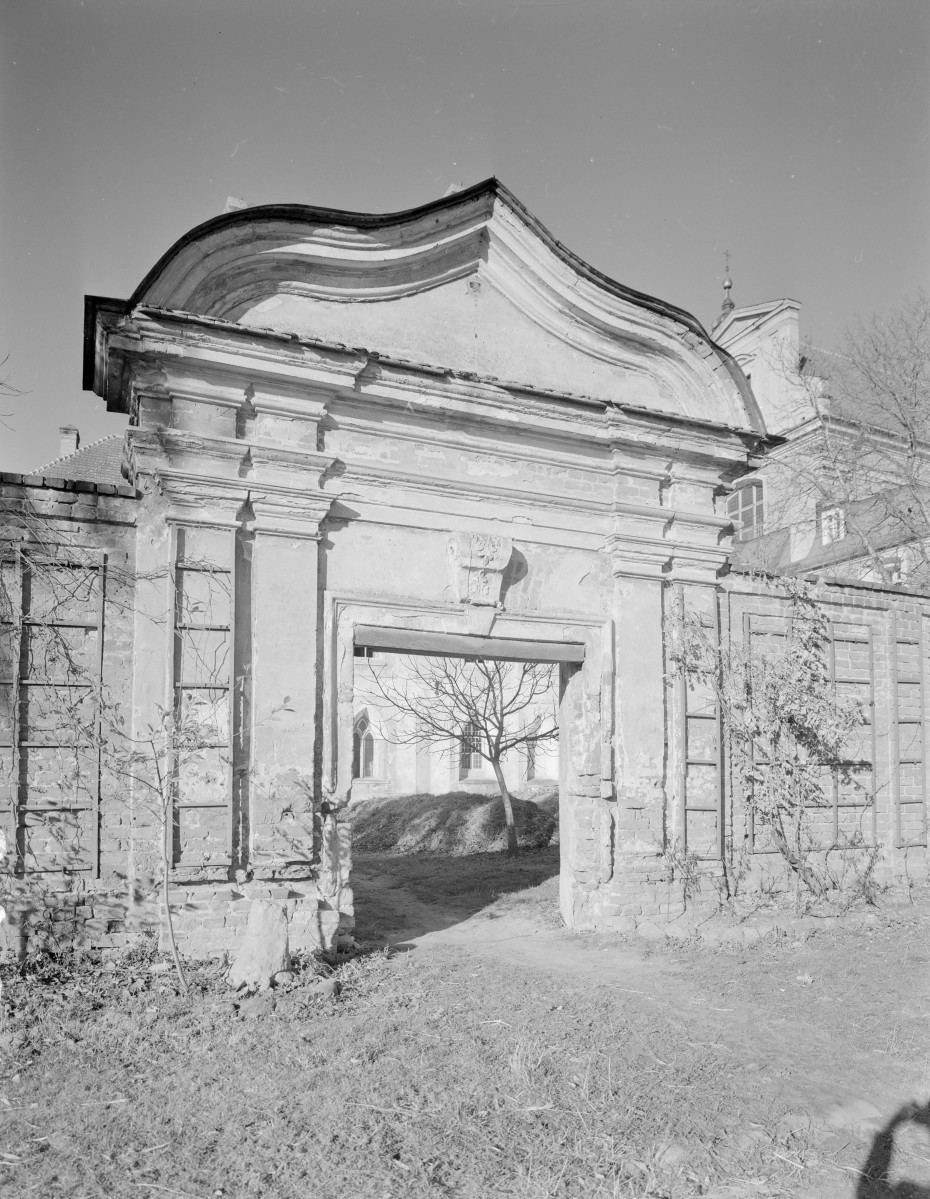 Kościół pw. NMP i św. Mikołaja - brama ogrodzenia kościelnego., skan 1