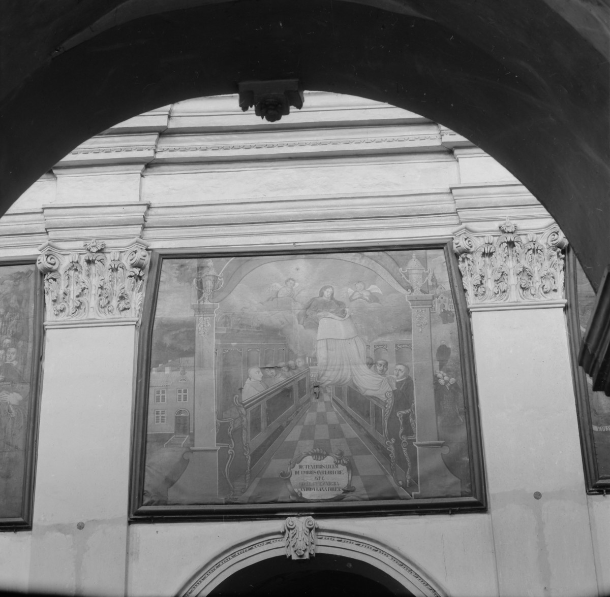 Bazyliki Wniebowzięcia NMP - wnętrze: obraz ze sceną z dziejów zakonu, kapitel, pilaster, skan 1