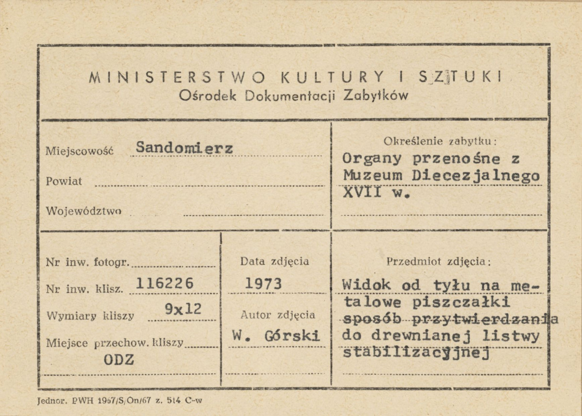 Muzeum Diecezjalne - organy przenośne, fragment wnętrza, widok od tyłu na piszczałki - metryczka, skan 1