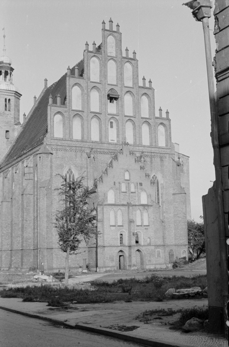 kościół par. pw. wniebowzięcia NMP (widok na szczyt zachodni), skan 1
