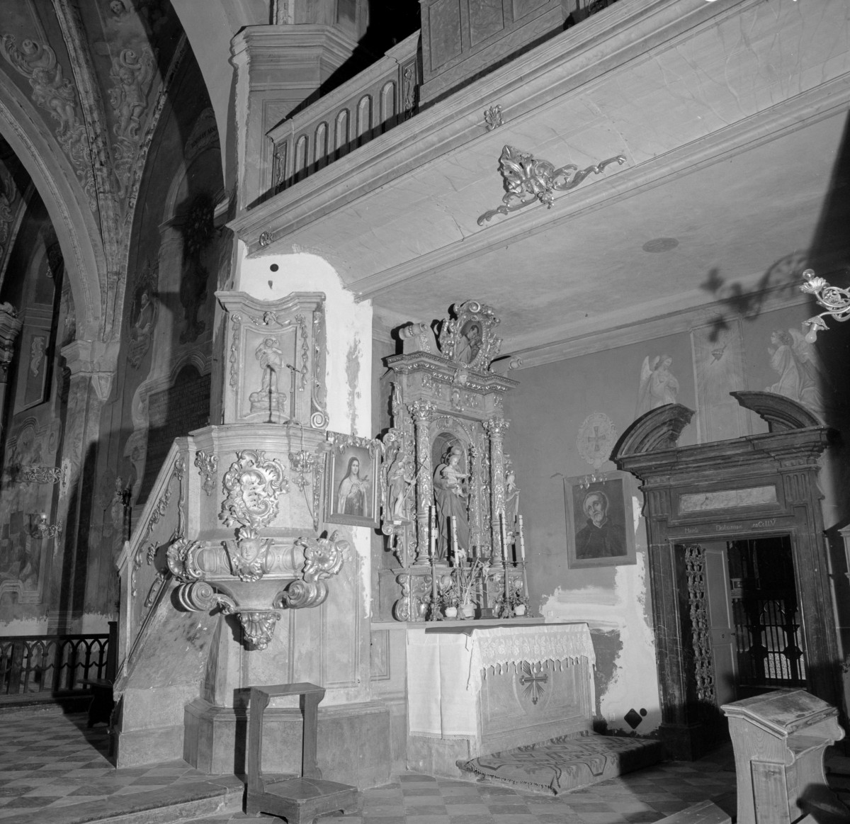 klasztor ss. Mniszek Benedyktynek - kościół pw. Najświętszej Maryi Panny i św. Wojciecha - wnętrze - ambona oraz ołtarz boczny w nawie bocznej południowej, skan 1