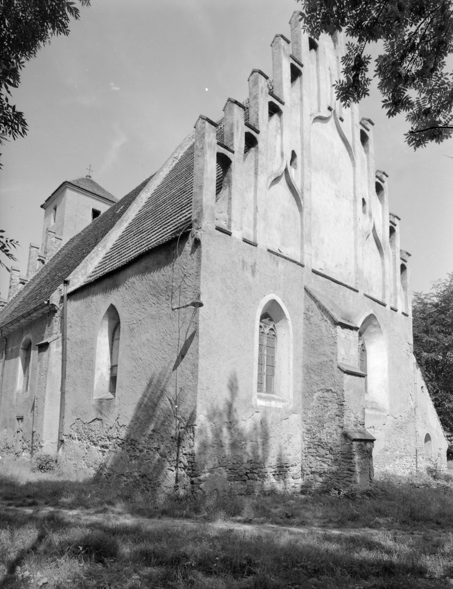 kościół św. Mikołaja - elewacja boczna, ażurowe sterczyny, skan 1
