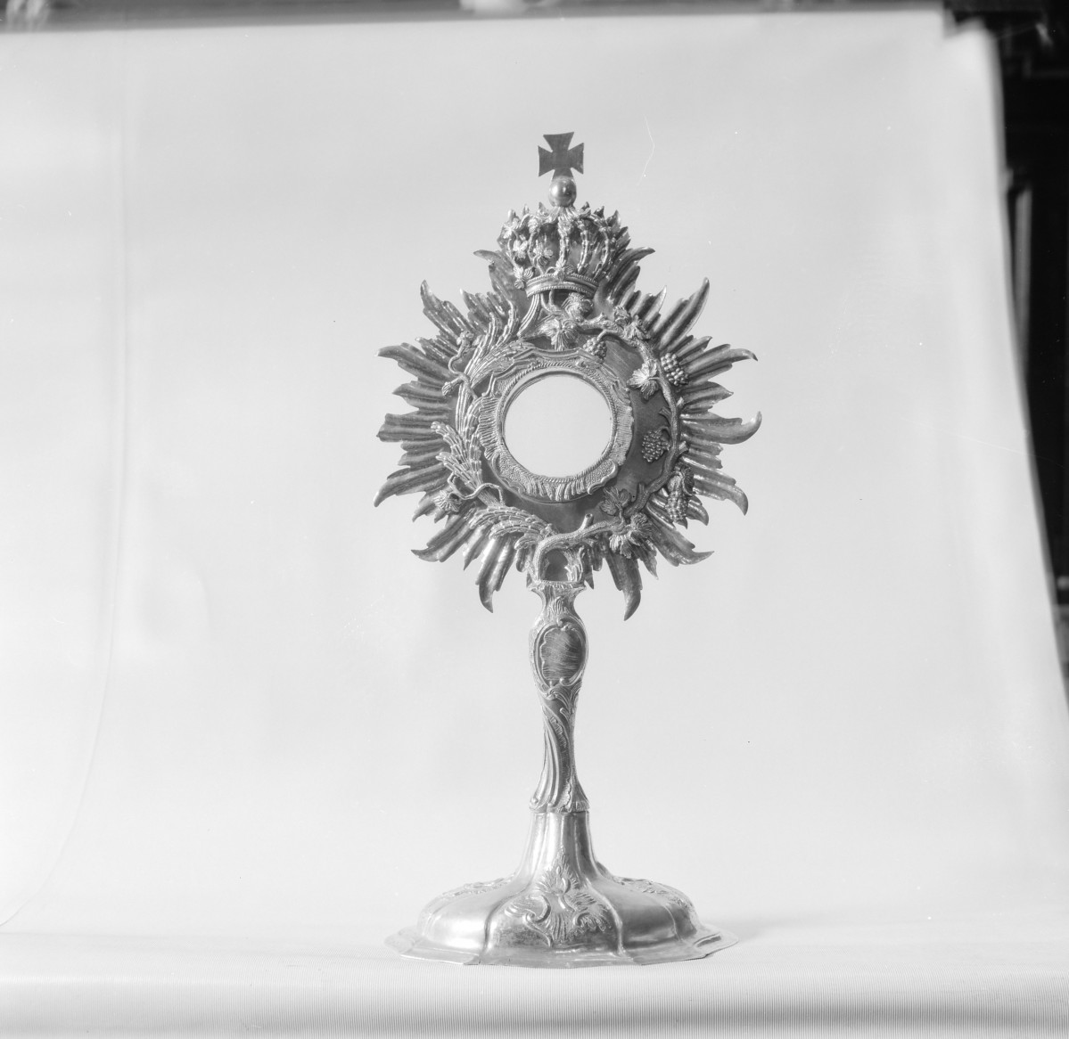 kościół po-klasztorny - monstrancja, koniec XVIII, skan 1