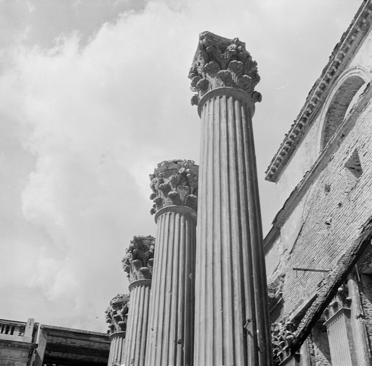 Pałac Mniszchów. Zniszczona elewacja frontowa, kolumny korynckie., skan 1