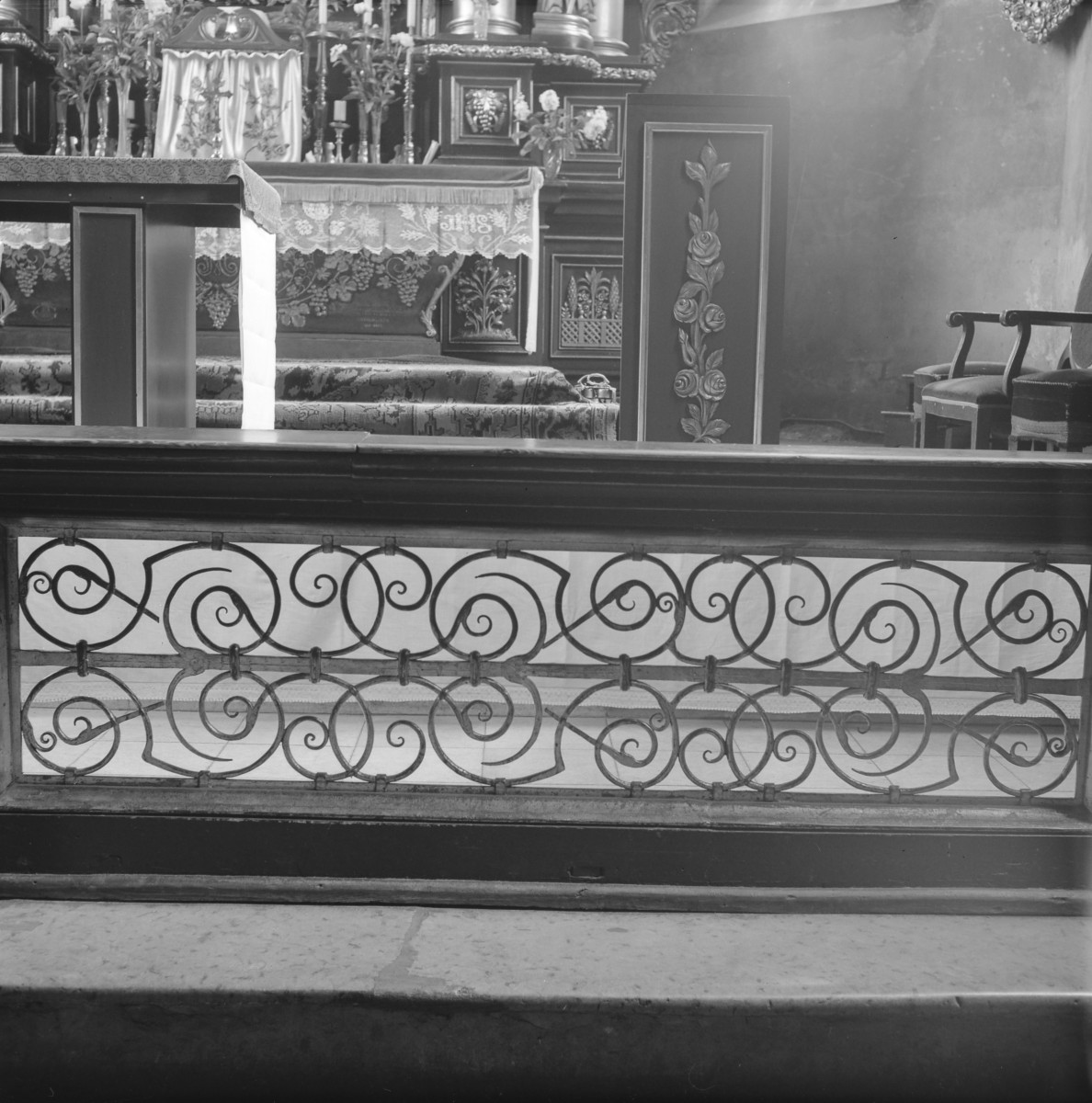 kościół parafialny pw. św.św. Marcina i Mikołaja - fragment balustrady przed ołatzrem głównym, skan 1