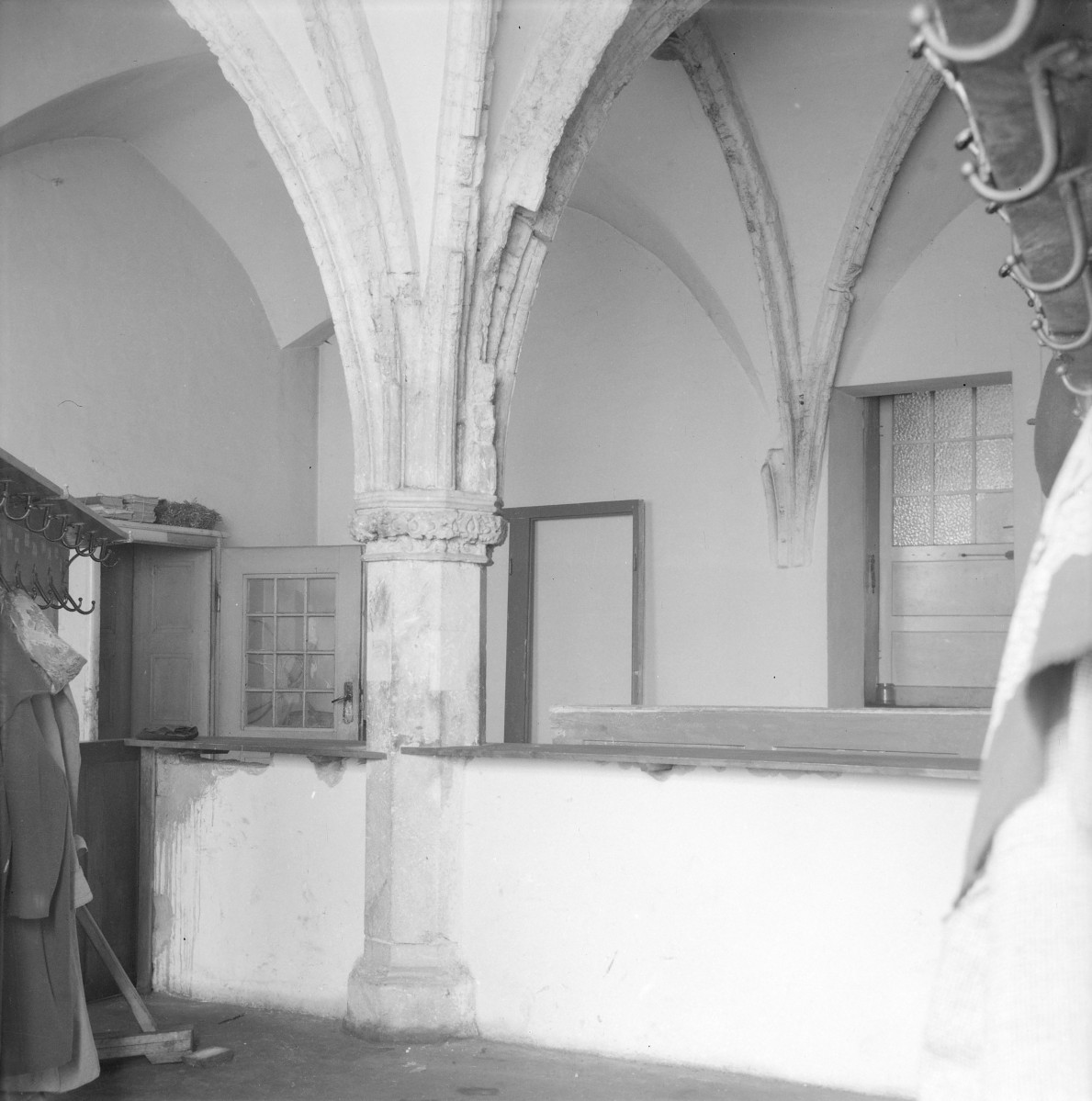 Zamek na Ostrowie Tumskim. Wnętrze - dawna szatnia na parterze. Filar ze służkami. Fragment sklepienia krzyżowo żebrowego., skan 1