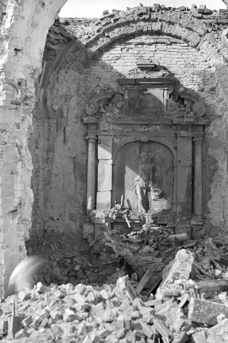 Katedra pw. św. Jana Chrzciciela. Kaplica Najświętszego Sakramentu w ruinie., skan 1