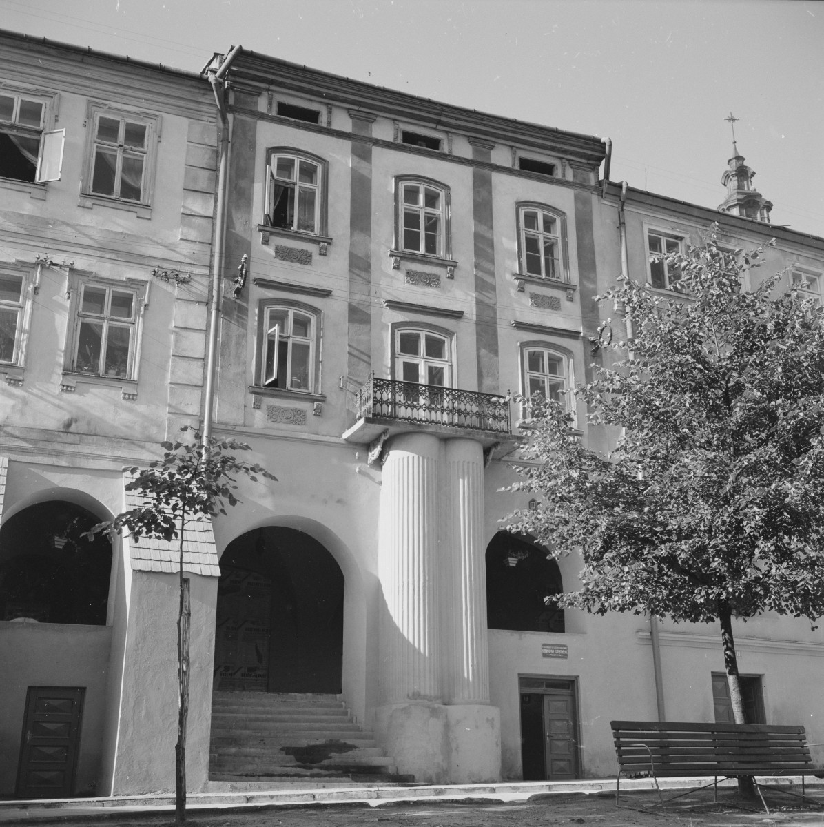 kamienica - elewacja północna, kolumna, skan 1