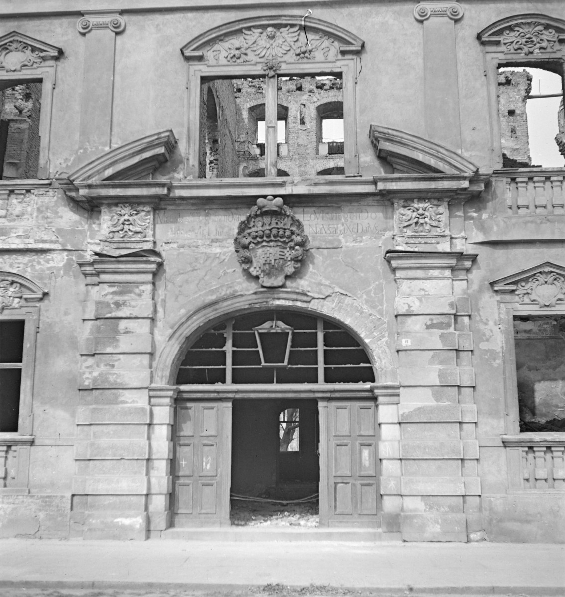 pozostałości zamku, tzw. Pałac Luizy - portal wejściowy w elewacji od Placu Zamkowego, skan 1