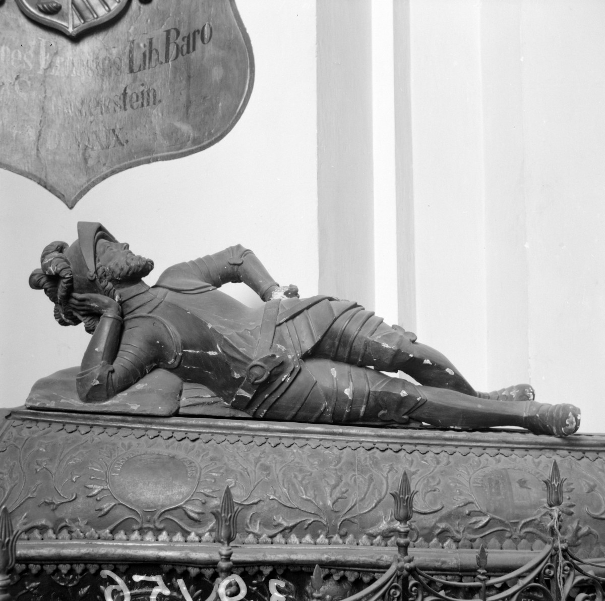 kościół, ob. parafialny pw. św. Jana Chrzciciela - wnętrze: fragment nagrobka Sprintzensteina z 1639 r., skan 1