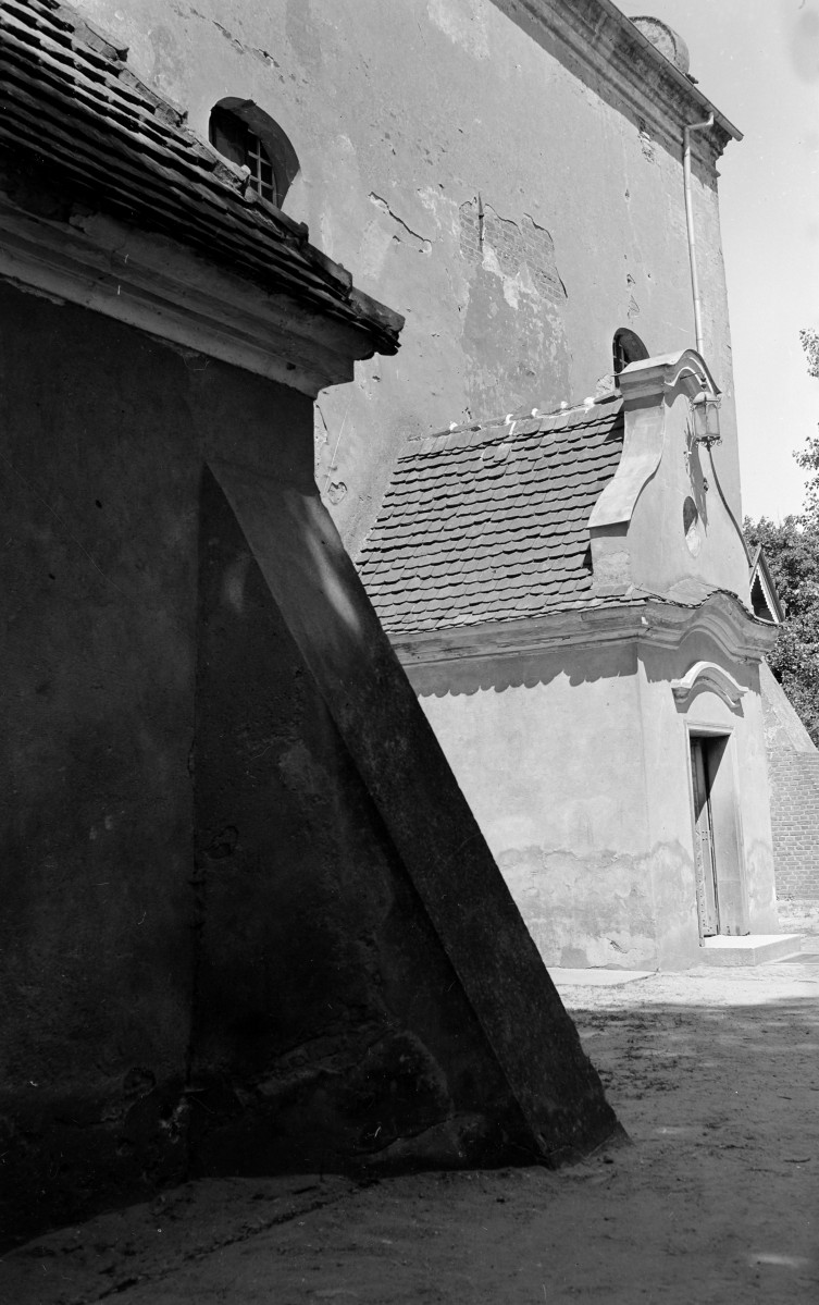 Kościół św. Anny i św. Mikołaja - kruchta, widok zewnętrzny na portal oraz przypora., skan 1