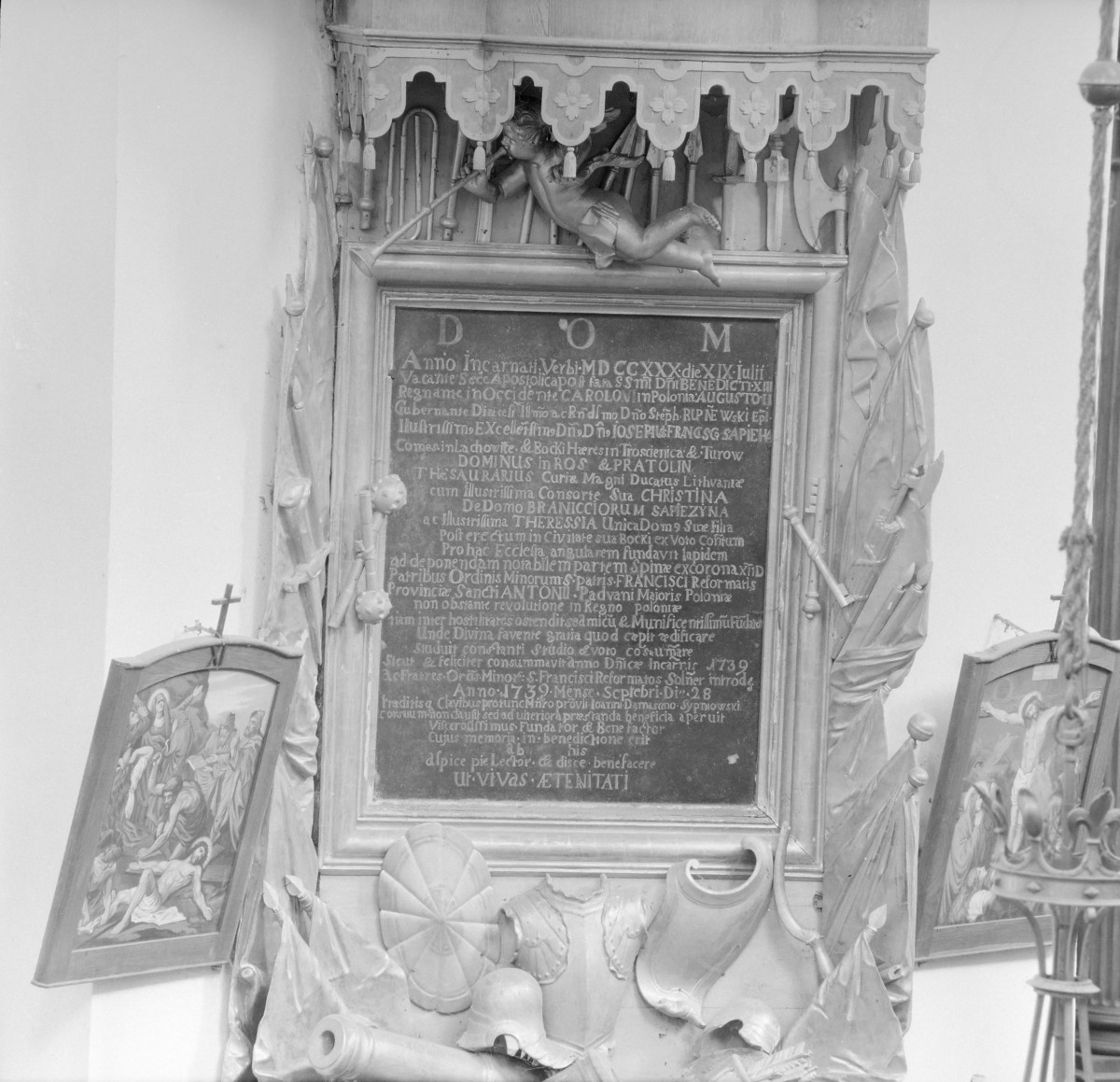 Kościół św. Józefa Oblubieńca i św. Antoniego z Padwy - wnętrze o barokowym wystroju. Tablica erekcyjna z 1739 roku., skan 1