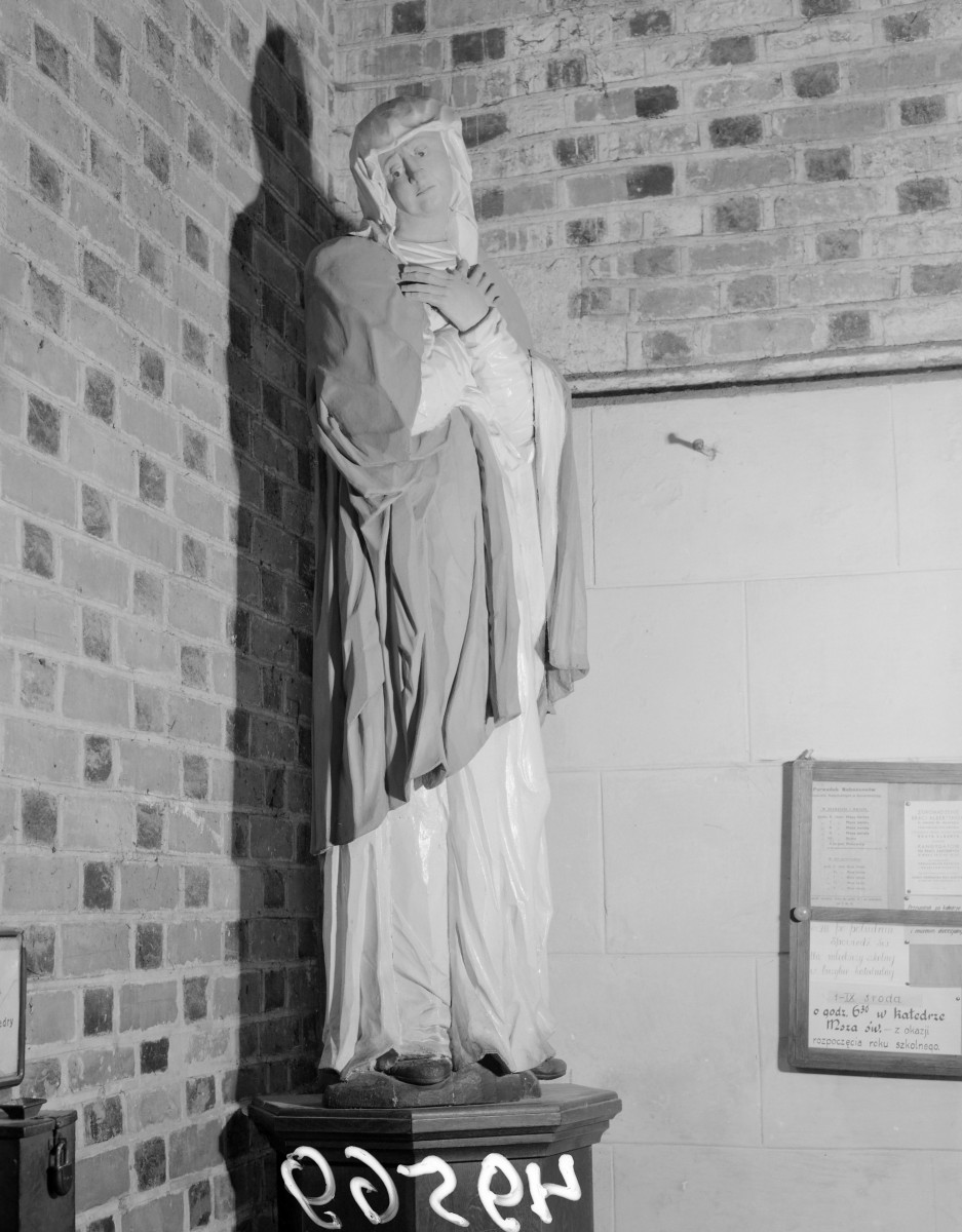 kościół katedralny pw. Narodzenia Najświętszej Marii Panny - wnętrze: figura w przedsionku lewego wejścia, skan 1