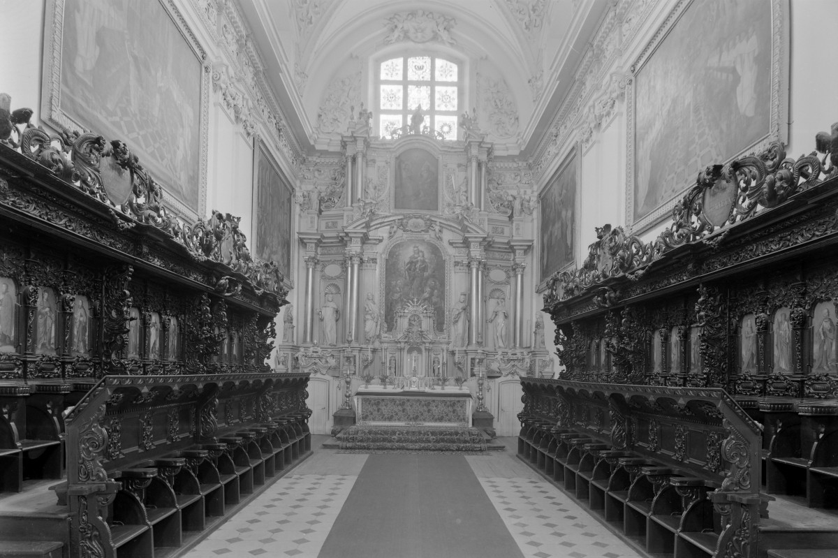 kościół pw. NMP i św. Mikołaja - wnętrze: prezbiterium, stalle, skan 1