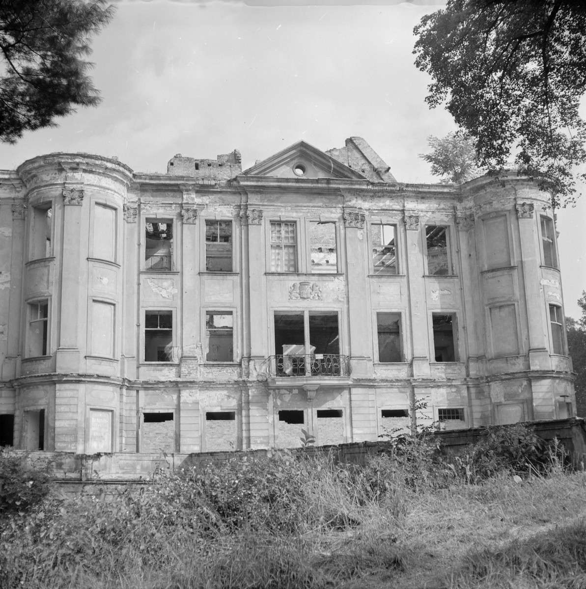 pałac z 1757 r. - elewacja boczna, skan 1