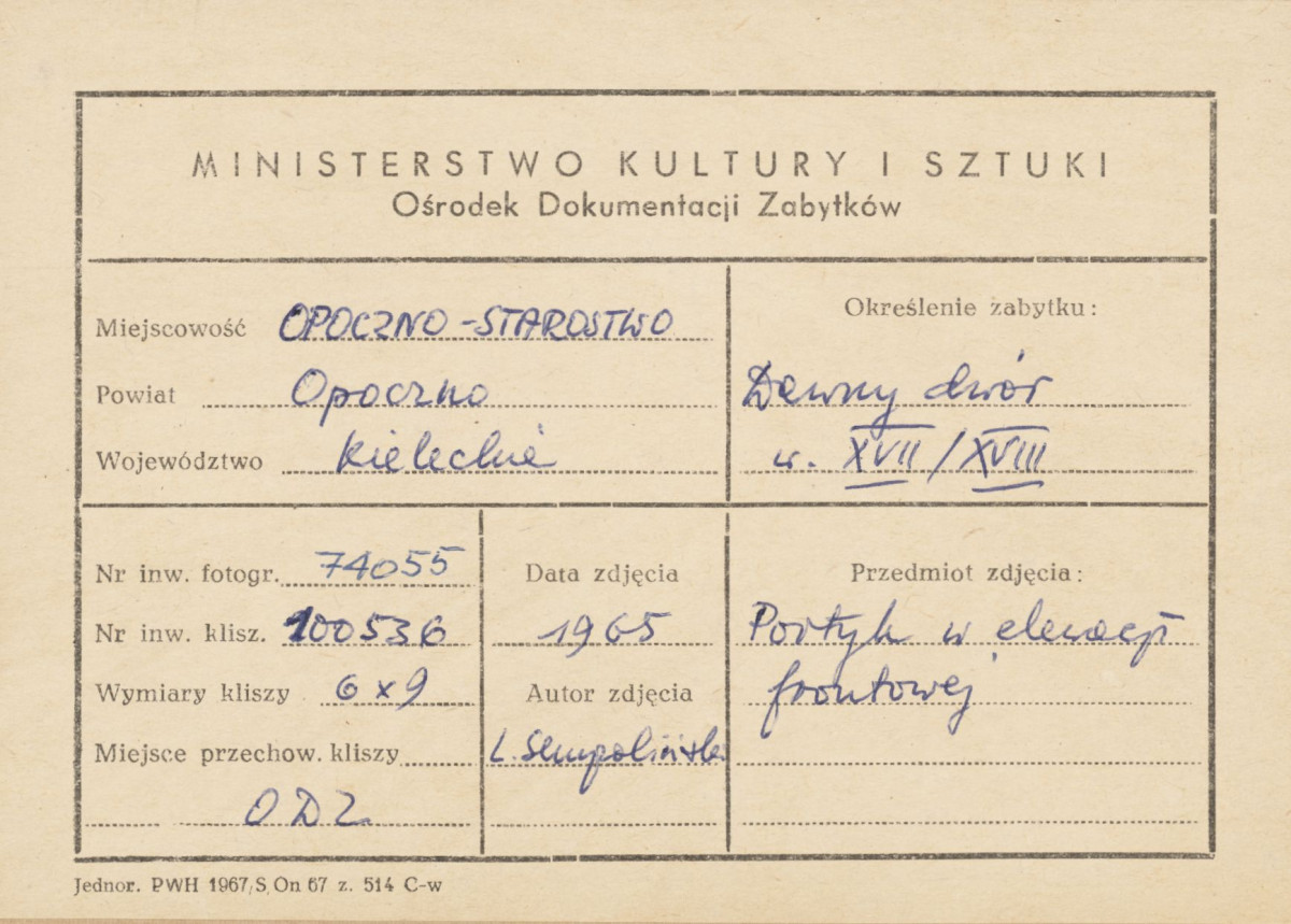 Zespół dworski - dwór, fragment elewacji frontowej, widok na portyk i alkierz - metryczka

 , skan 1