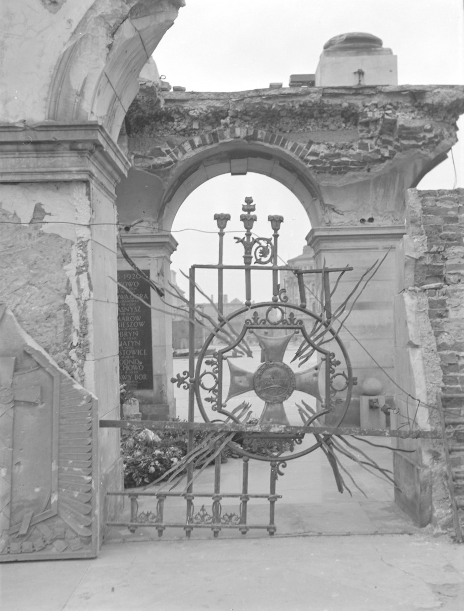 Arkady kolumnady nad Grobem Nieznanego Żołnierza. Widok od strony ogrodu., skan 1