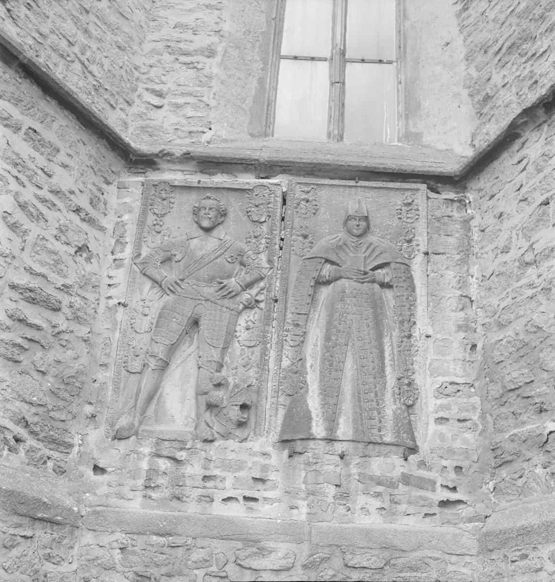 Bazylika kolegiacka św. apostołów Piotra i Pawła - elewacja oraz epitafia, skan 1