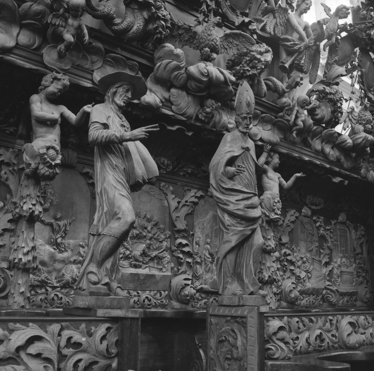 opactwo Cystersów - kościół pw. Wniebowzięcia Najświętszej Maryii Panny i św. Jana Chrzciciela - wnętrze - prezbiterium - stalle - fragment, skan 1