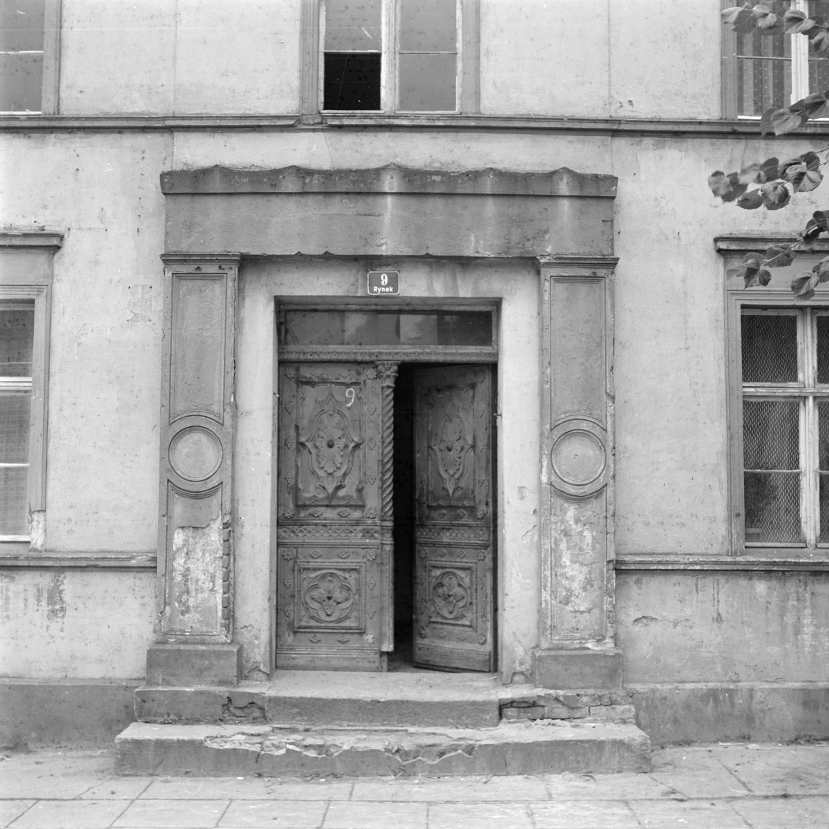 dom - elewacja frontowa, portal, skan 1