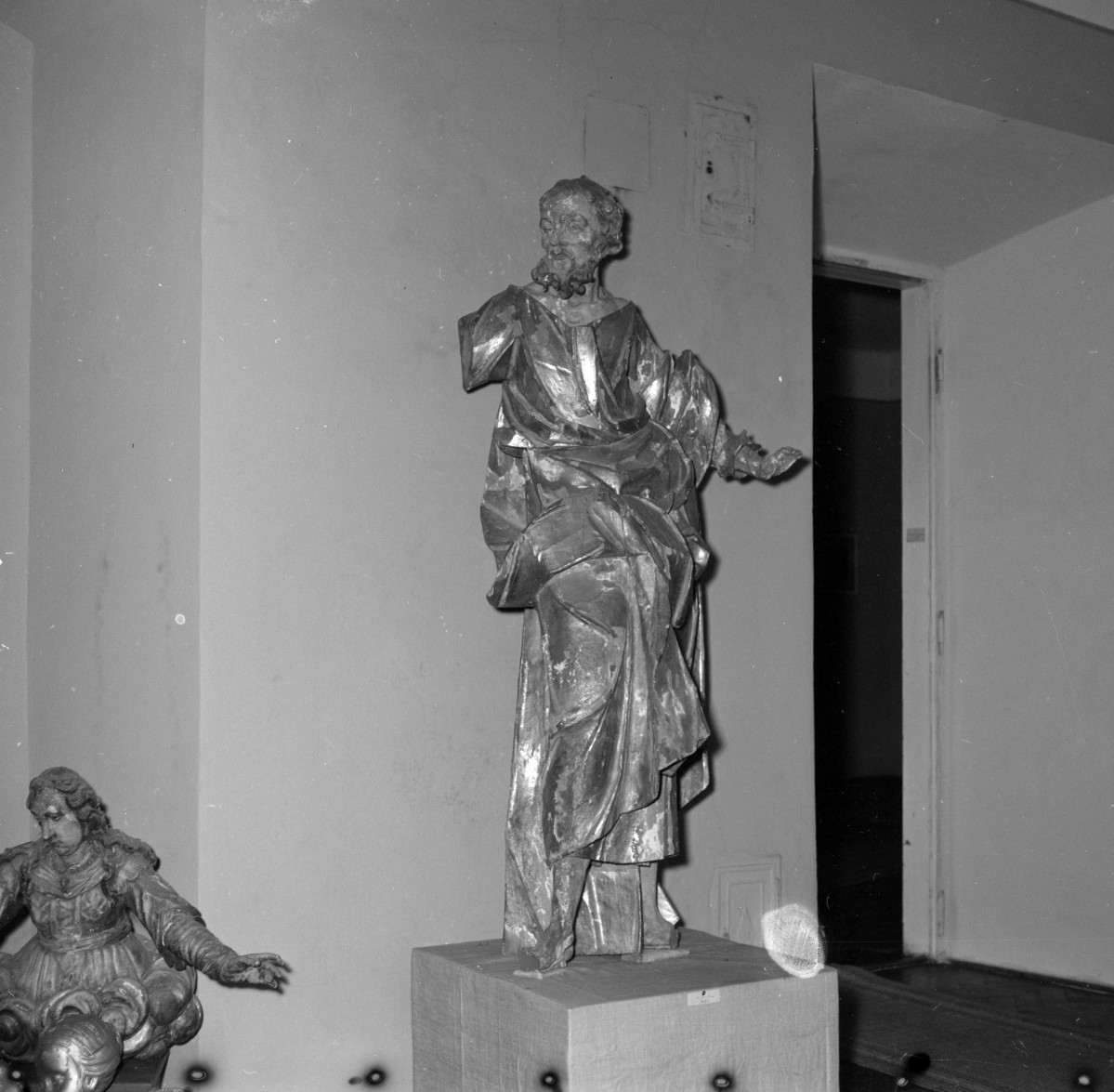 muzeum archidiecezjalne - rzeźba - figura świętego, skan 1