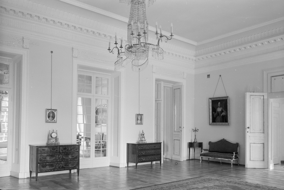 Pałac - wnętrze: Sala Mauretańska zwana Marmurową. Żyrandol, meble., skan 1