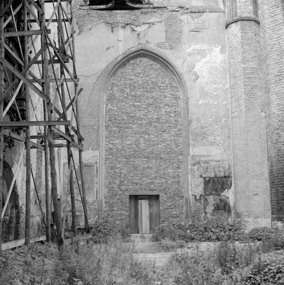 zespół klasztorny dominikanów, kościół pw. Najświętszej Marii Panny, obecnie galeria sztuki EL - wnętrze: tęcza, skan 1