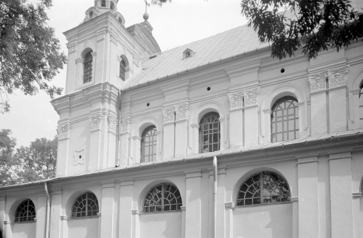 Kościół Wniebowzięcia NMP -  elewacja boczna prezbiterium, część górna z pilastrami i dekorem, skan 1