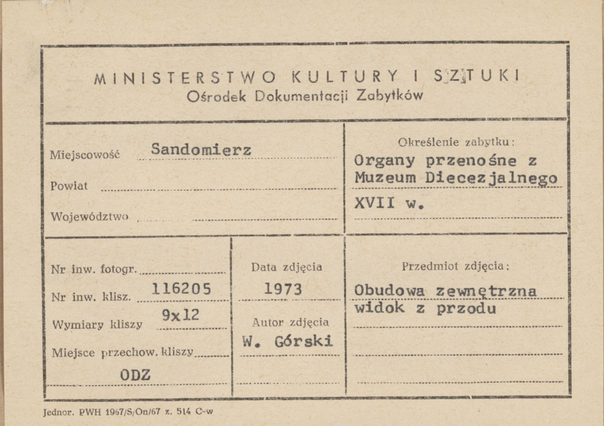 Muzeum Diecezjalne - organy przenośne, obudowa zewnętrzna, widok z przodu - metryczka, skan 1