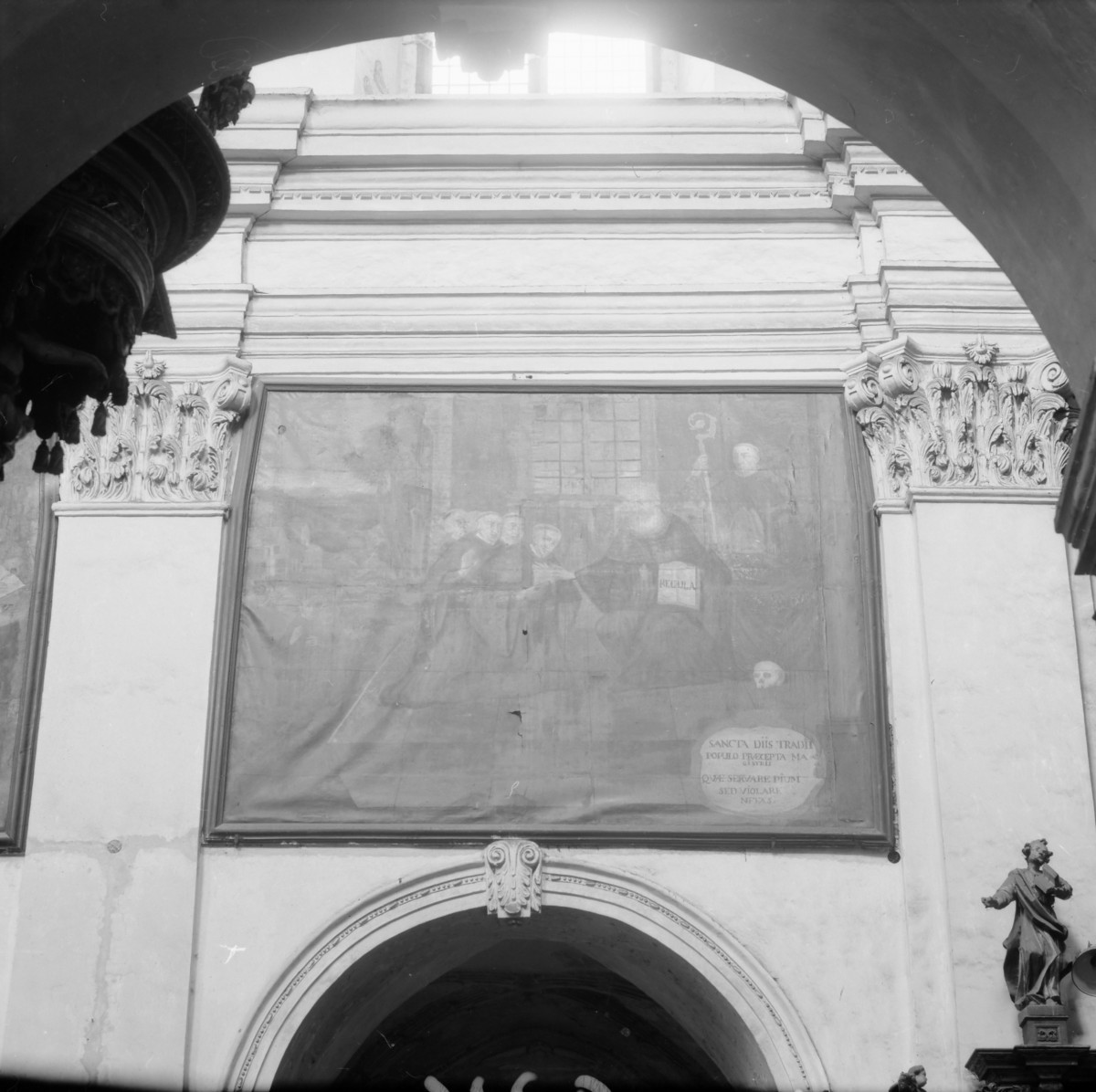Bazyliki Wniebowzięcia NMP - wnętrze: obraz ze sceną z dziejów zakonu, kapitel, pilaster, skan 1