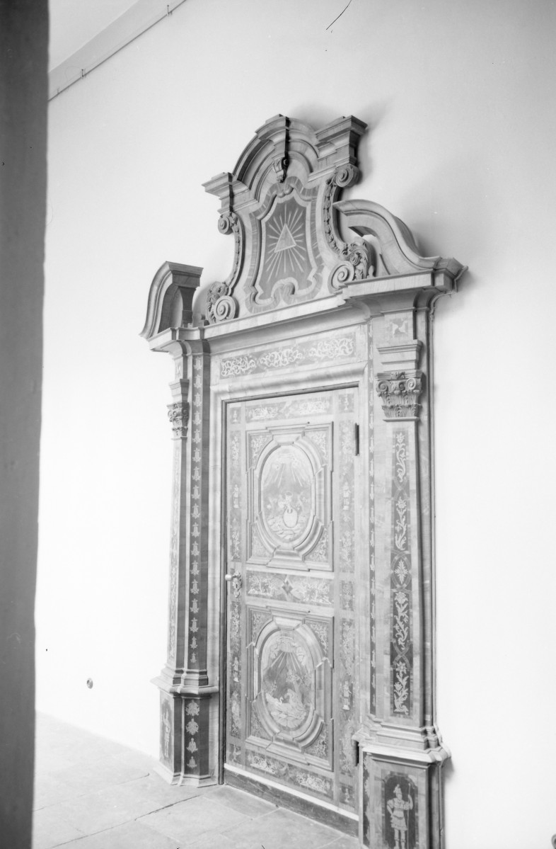 Ratusz Staromiejski - wnętrze: portal w częśći wschodniej, zdobienia, skan 1