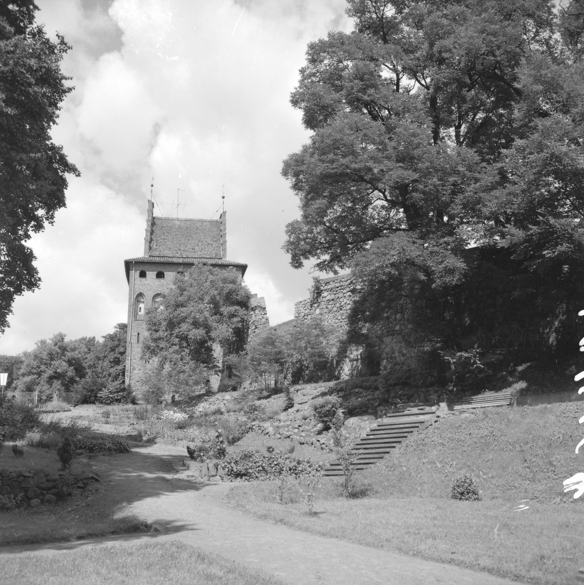 mury miejskie - Brama Pyrzycka -oraz fragment murów obronnych - elewacja zewnętrzna - widok od południa, skan 1