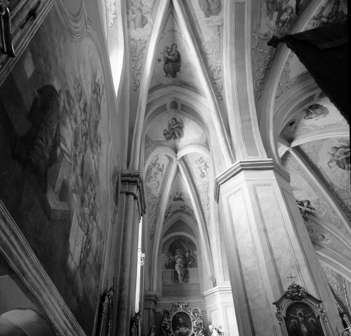 klasztor ss. Mniszek Benedyktynek - kościół pw. Najświętszej Maryi Panny i św. Wojciecha - wnętrze - nawa boczna północna - malowidła na sklepieniu, skan 1
