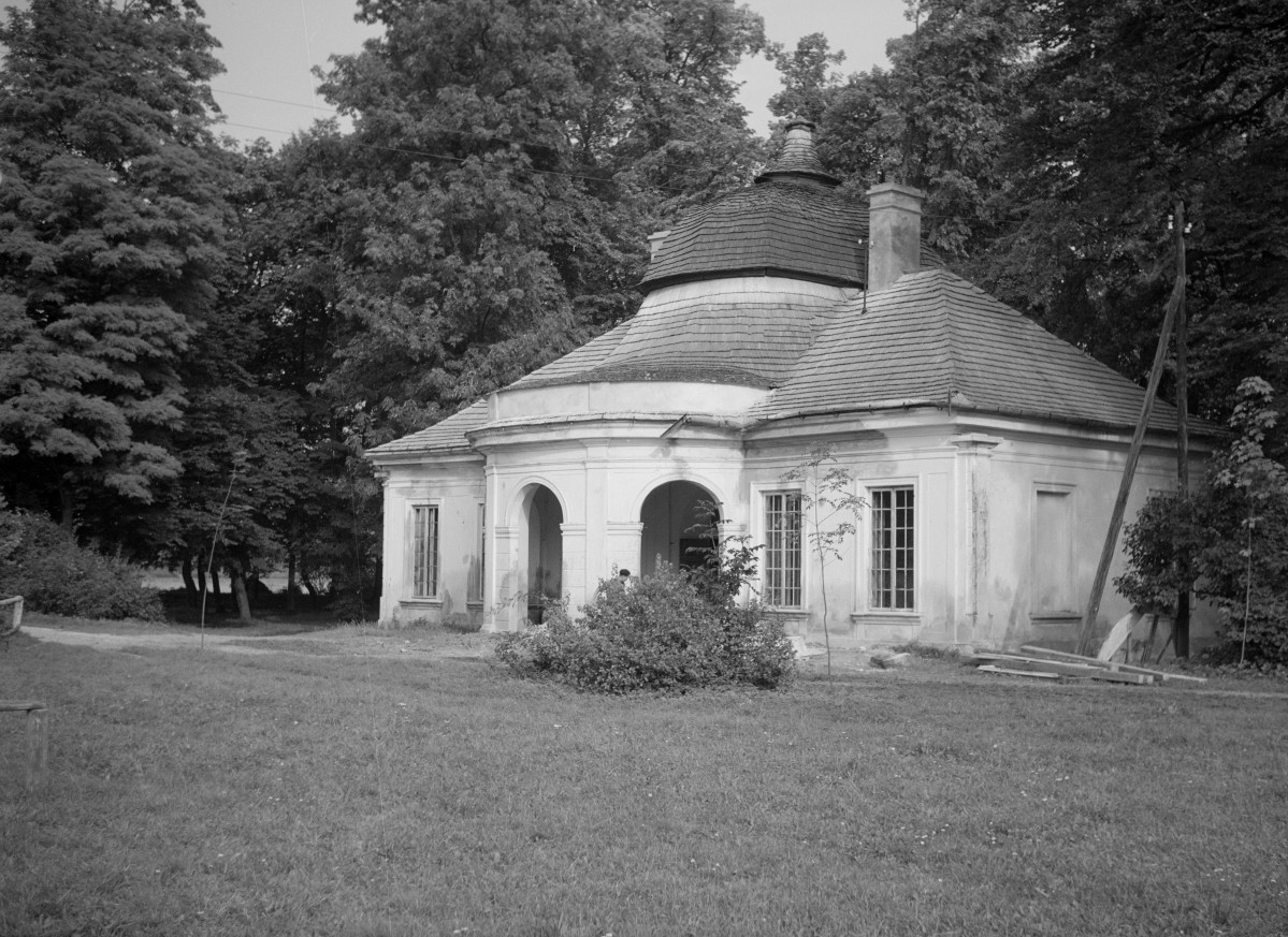 elewacja (widok ogólny) pawilonu w zespole pałacowym w Kurozwękach, skan 1