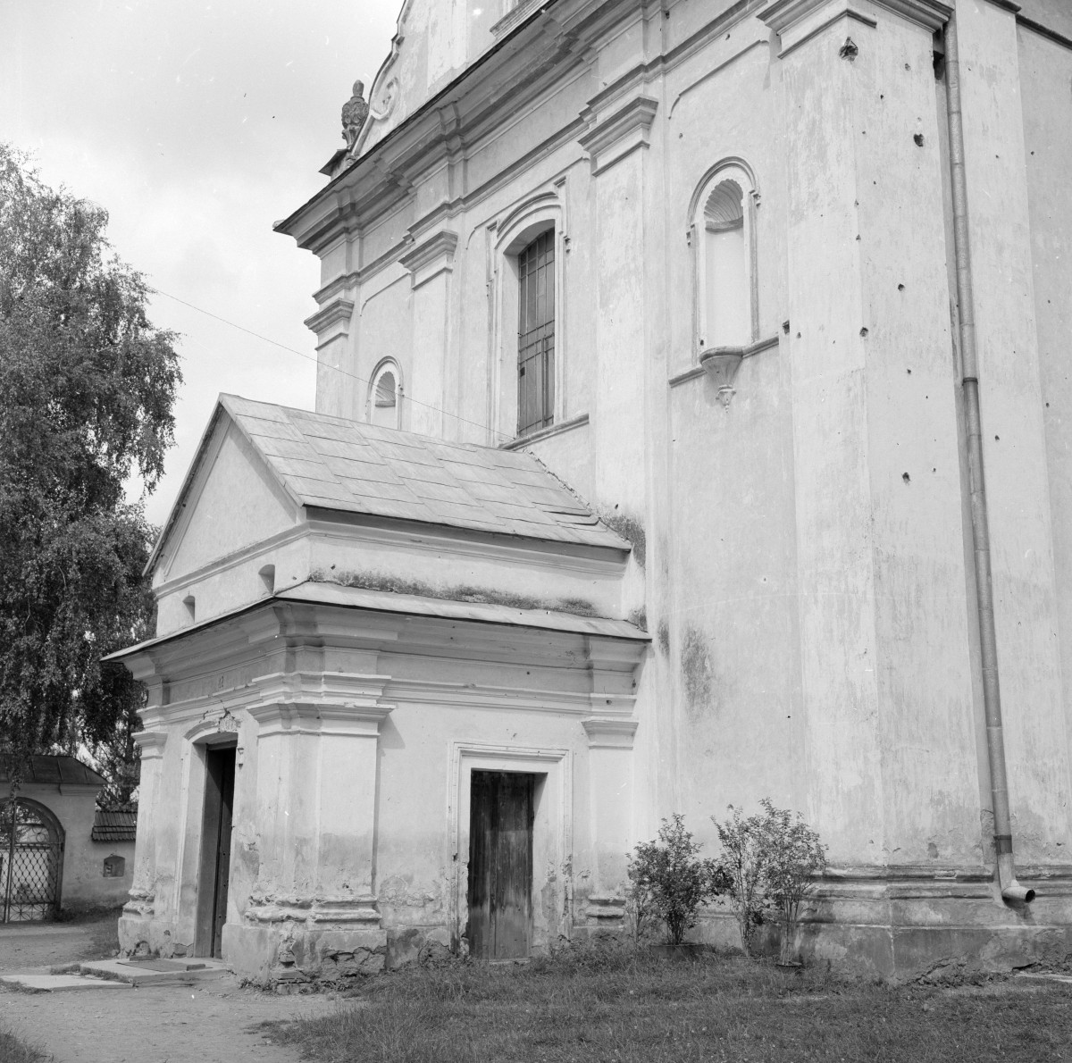 kościół św. Stanisława Biskupa - elewacja frontowa, kruchta, skan 1
