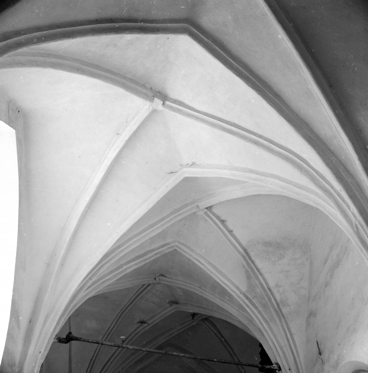 zespół klasztorny dominikanów, kościół pw. Najświętszej Marii Panny, obecnie galeria sztuki EL - krużganki - sklepienie, skan 1