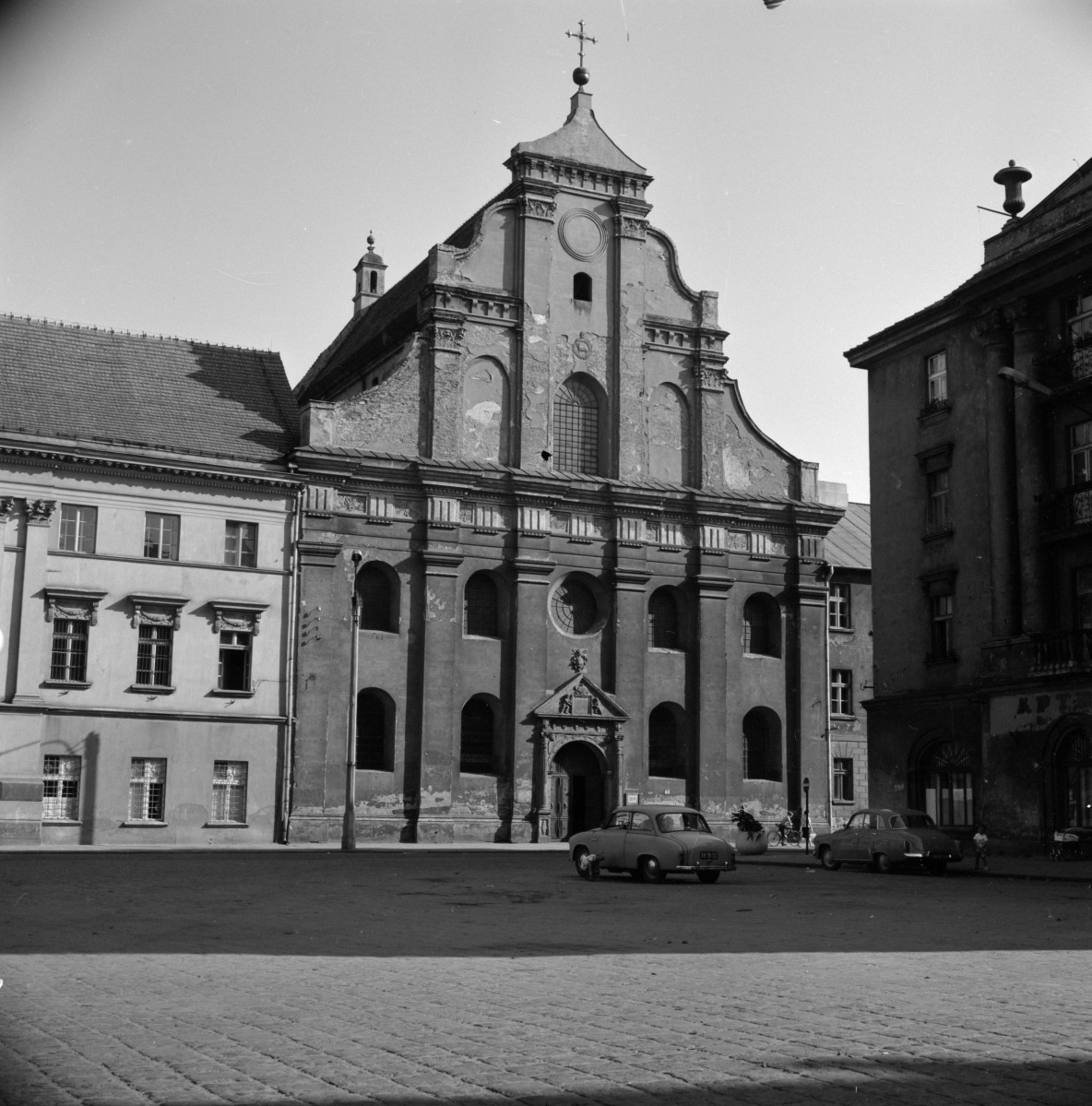 kościół pojezuicki - elewacja z portalem, skan 1