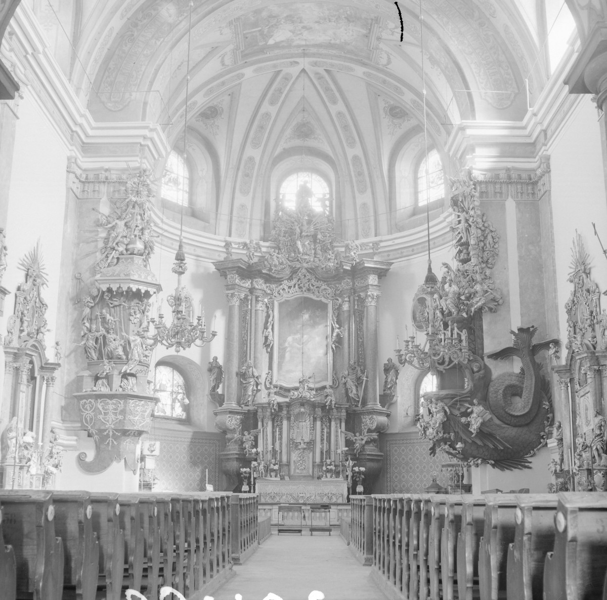 kościół parafialny pw. św.św. Piotra i Pawła - wnętrze: widok nawy w kierunku ołtarza głównego, skan 1