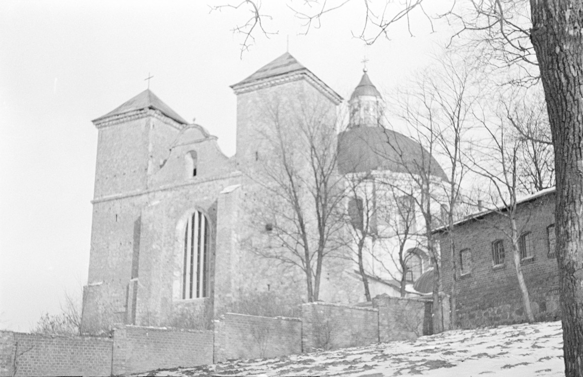 kościół klasztorny kanoników regularnych, ob. parafialny pw. Wniebowzięcia Matki Boskiej - elewacja wschodnia, skan 1