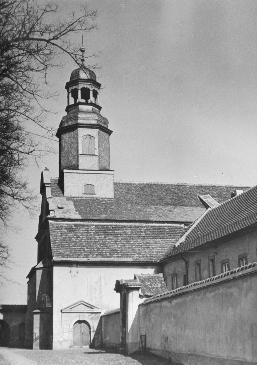 klasztor Bernardynów - kościół pw. śś. Jerzego i Wojciecha - elewacja południowa i frontowa - fragment, skan 1