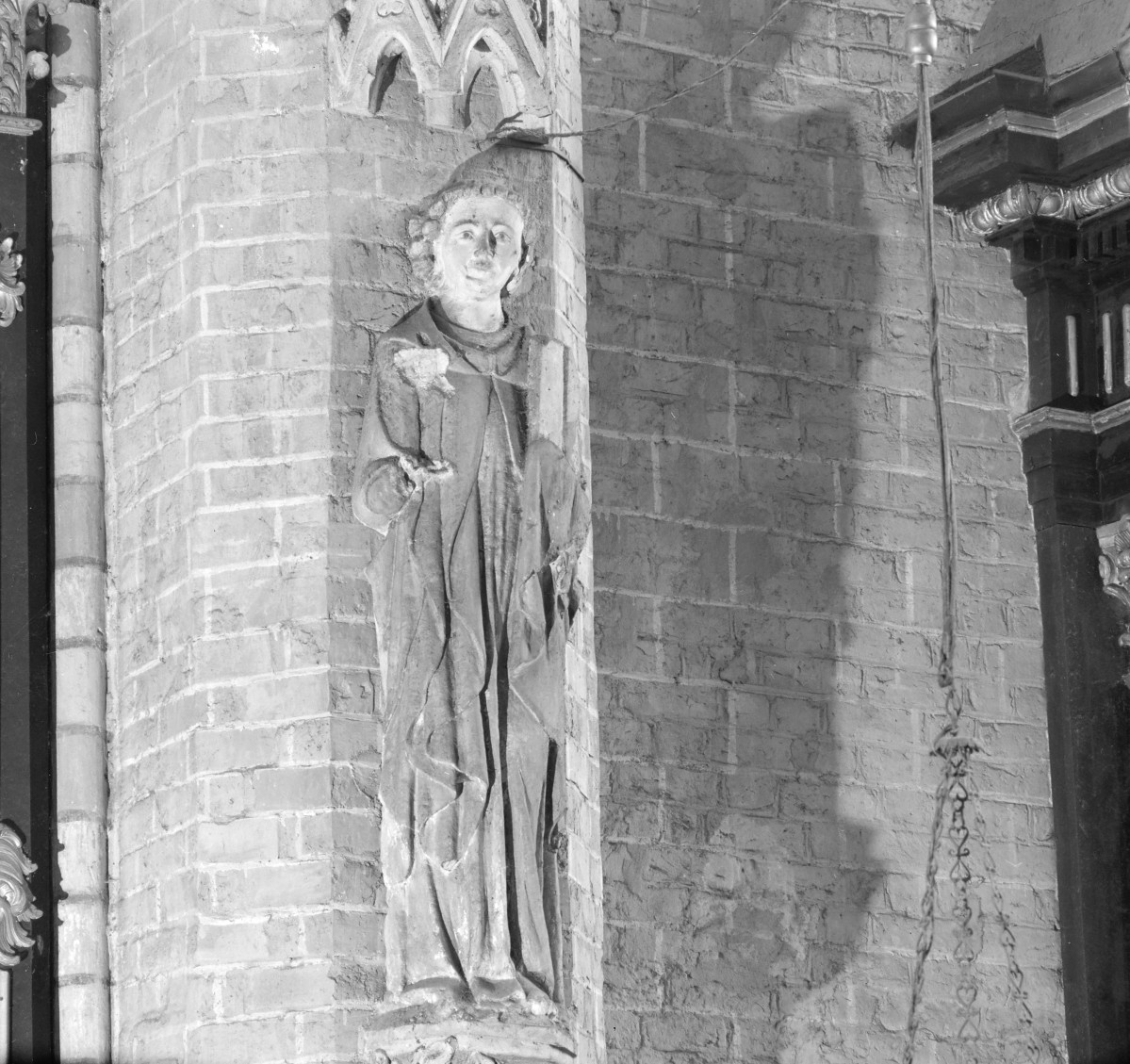 kościół pw. Wniebowzięcia Najświętszej Maryi Panny - wnętrze - rzeźba apostoła z 1325 r., skan 1