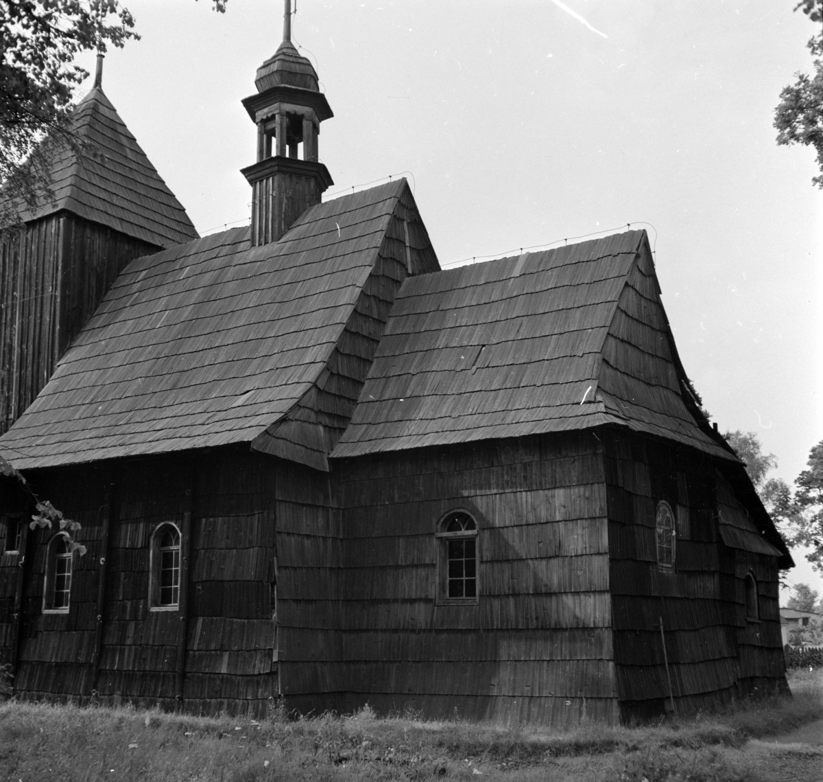 kościół pw. św. Jana Chrzciciela - widok od południowego - wschodu, skan 1