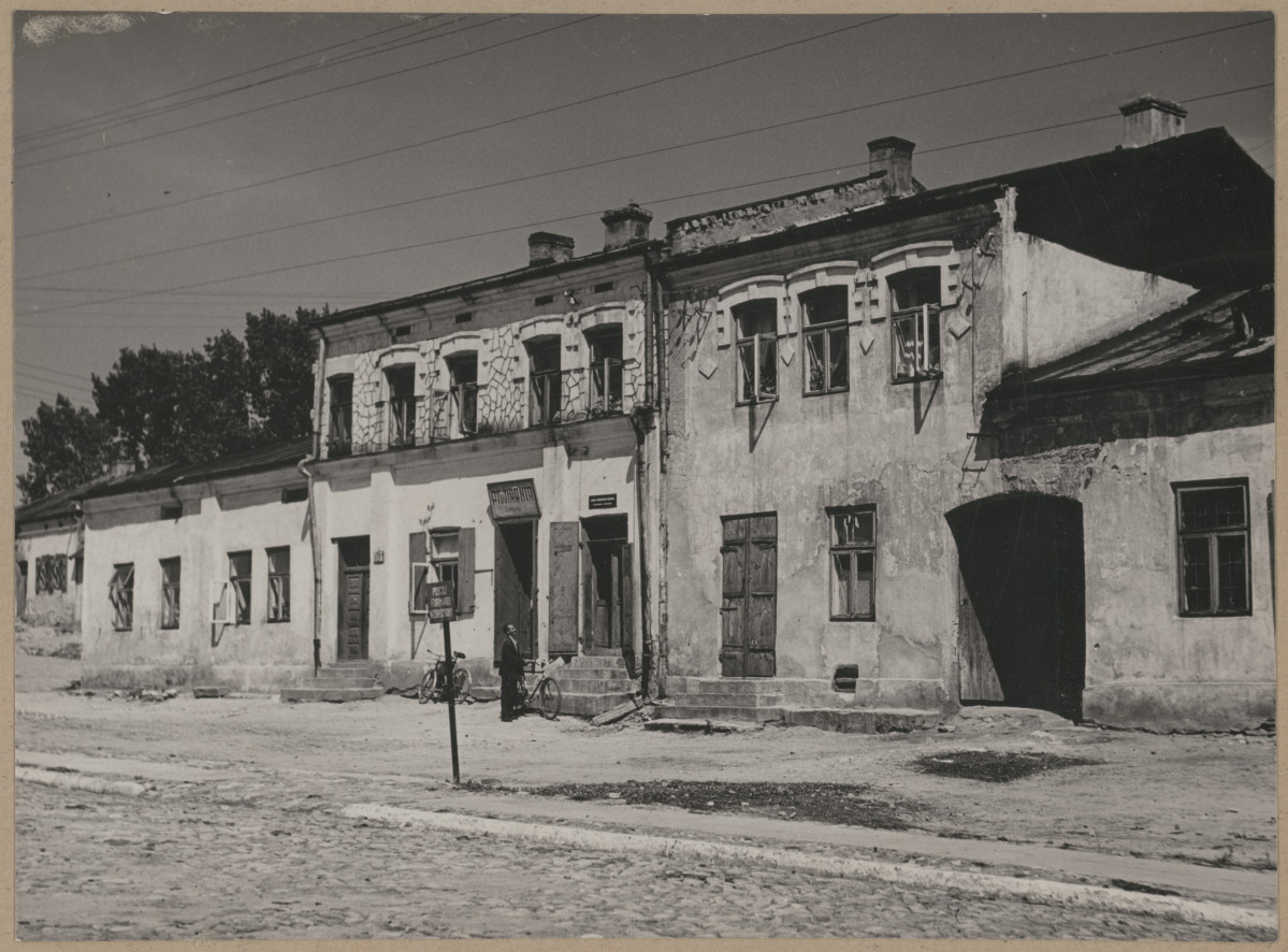 Miasto - elewacje domów przy ulicy, skan 1
