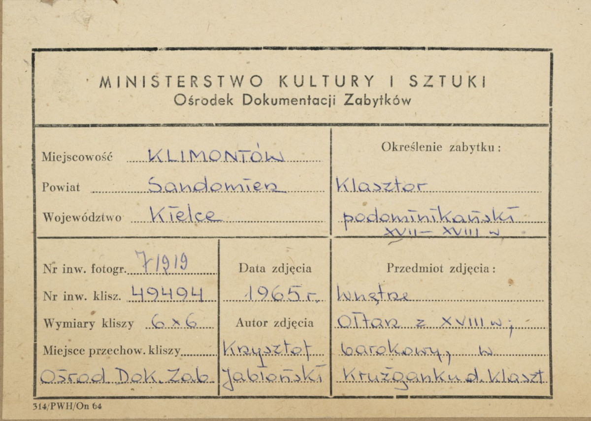 Zespół klasztorny - widok ołtarza w krużganku klasztoru - metryczka, skan 1