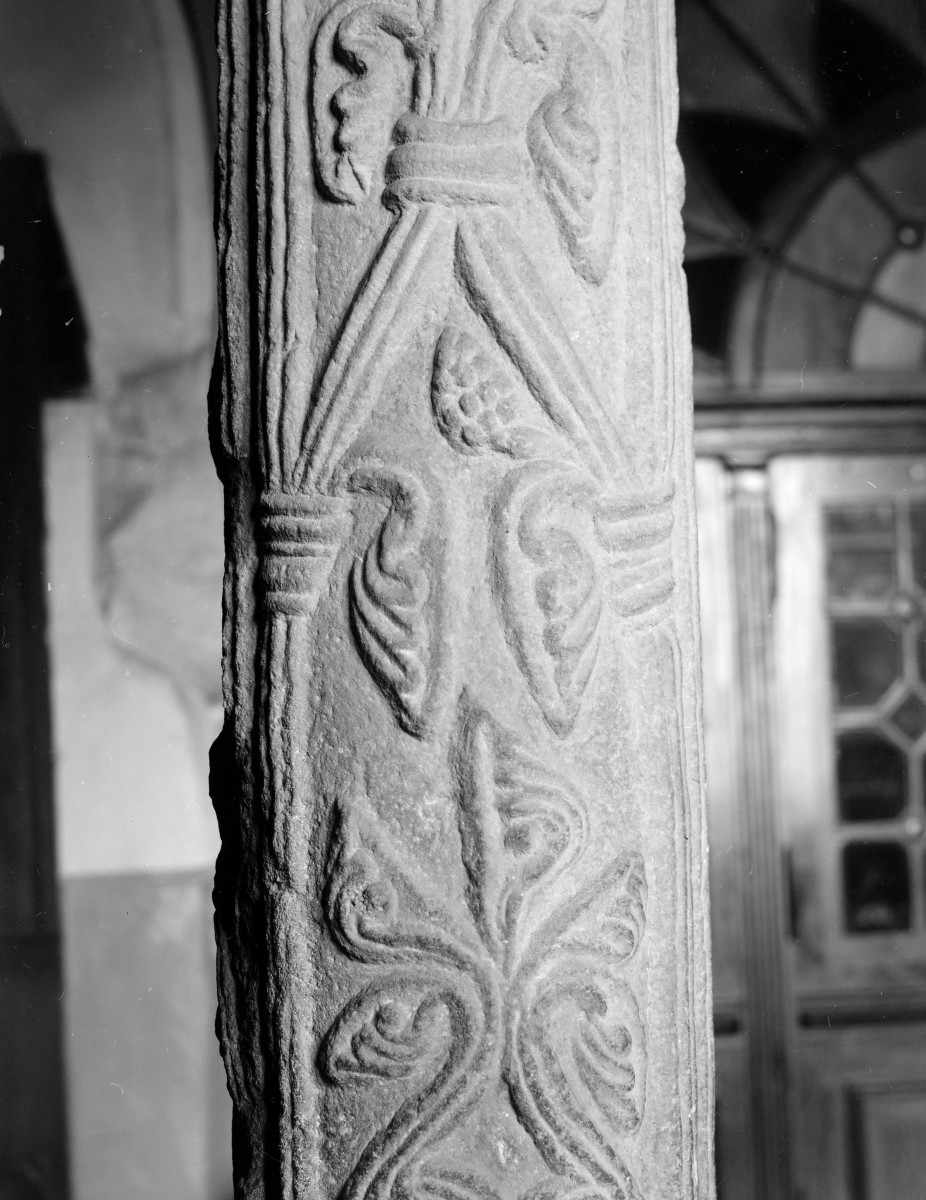 Kościół pw. Świętej Trójcy - Kaplica św. Barbary. Kolumna romańska z ornamentem roślinnym., skan 1
