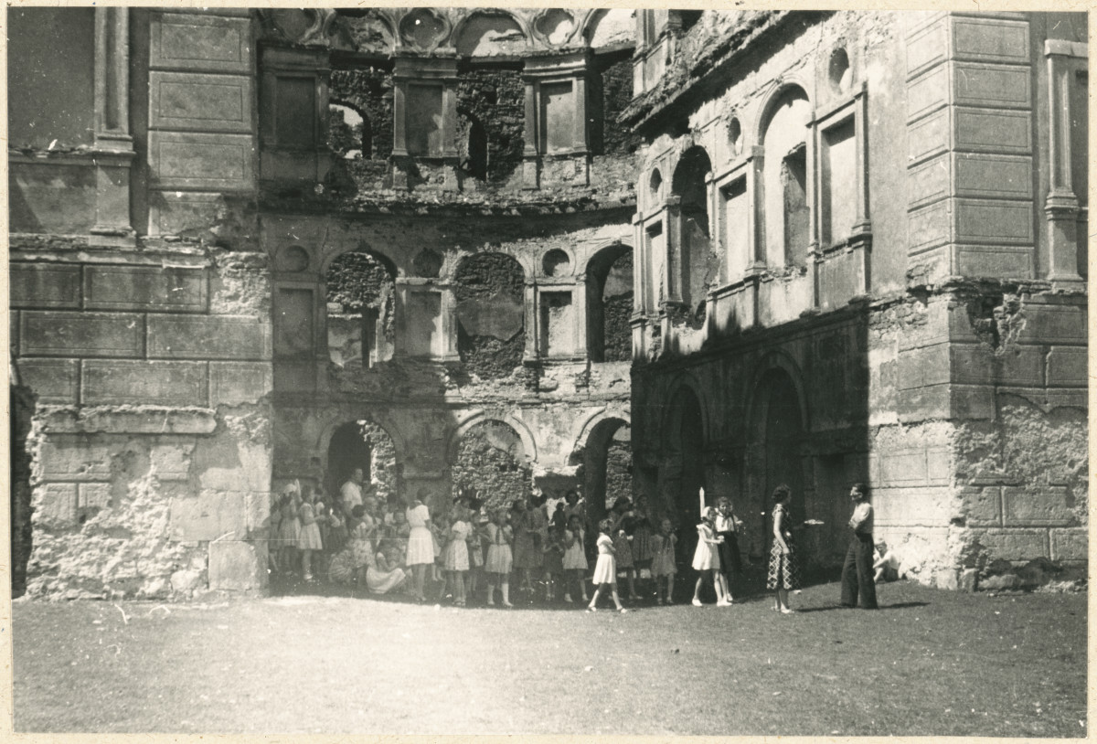 Ruiny zamku  Krzyżtopór  - fragment korpusu głównego, widok od strony płd. - wsch. , skan 1